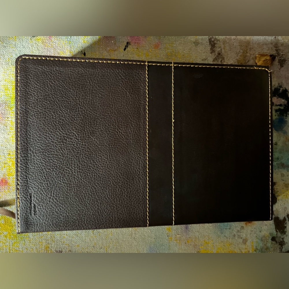 NKJV Deluxe Gift Bible - Brown - Picture 7 of 9
